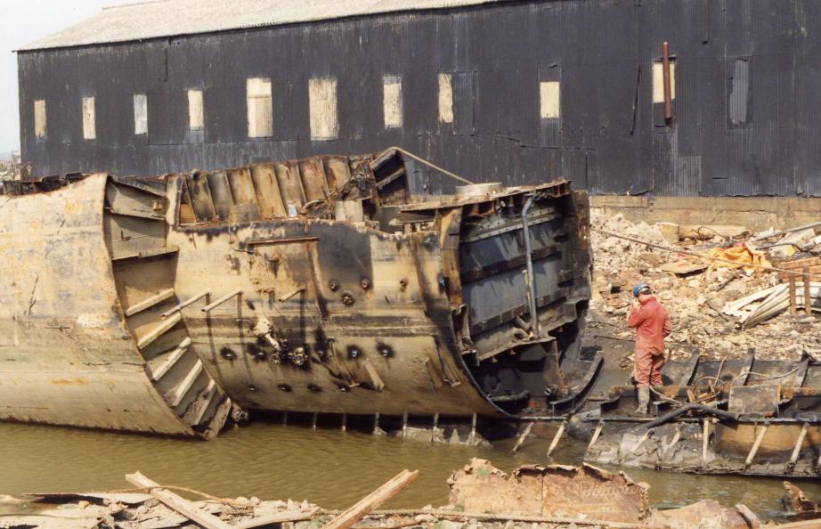 Click image for larger version

Name:	OBERON%20CLASS%20OBERON%20SCRAP%20GRIMSBY%201992.jpg
Views:	1
Size:	99.5 KB
ID:	62916