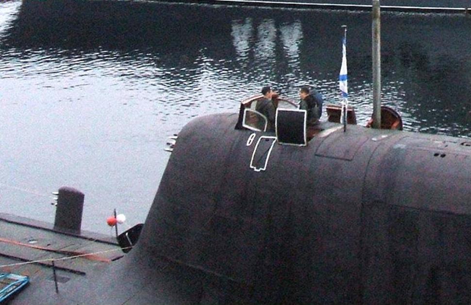 Click image for larger version

Name:	Akula windshield zoom.jpg
Views:	1
Size:	97.1 KB
ID:	72993