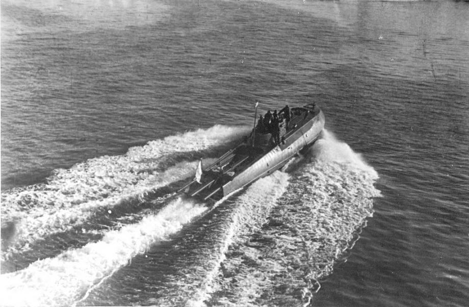 Click image for larger version

Name:	Russian torp carrier 1.jpg
Views:	1
Size:	98.5 KB
ID:	82673