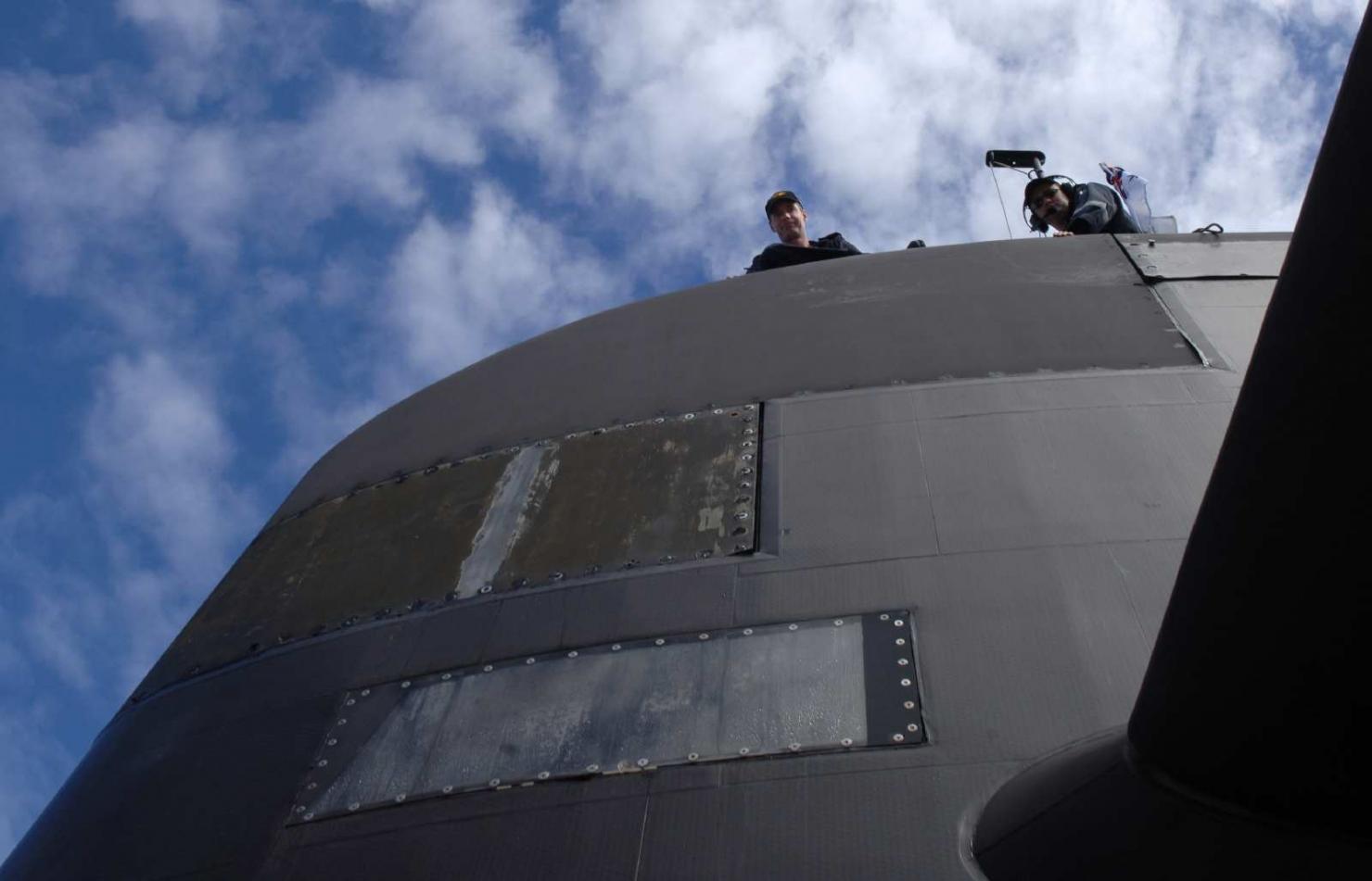 Click image for larger version

Name:	20060323ran_Lieutenant Commander Philip Stanford, Commanding Officer of HMAS Dechaineux, guides .jpg
Views:	1
Size:	80.8 KB
ID:	68516