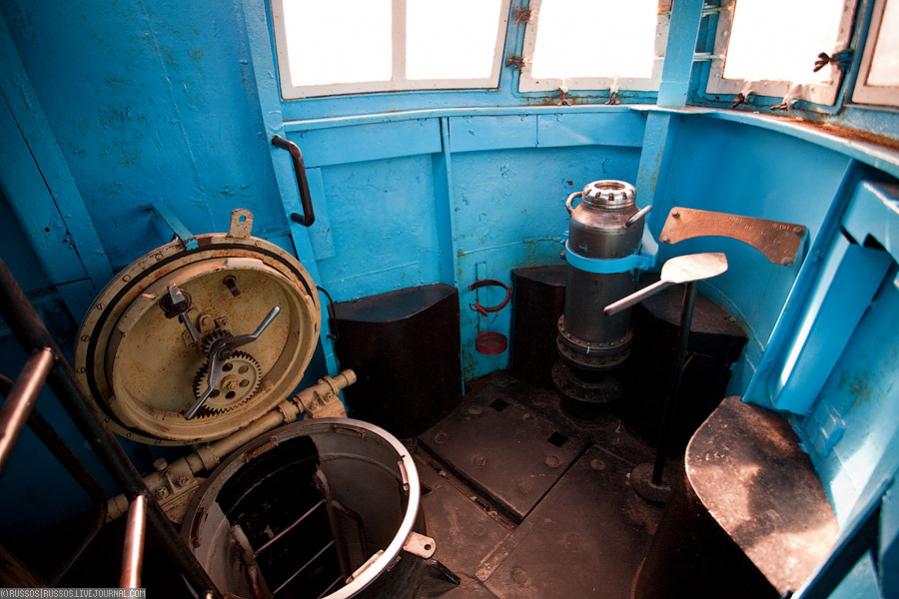 Click image for larger version

Name:	unknown sub sail interior.jpg
Views:	1
Size:	76.9 KB
ID:	97471