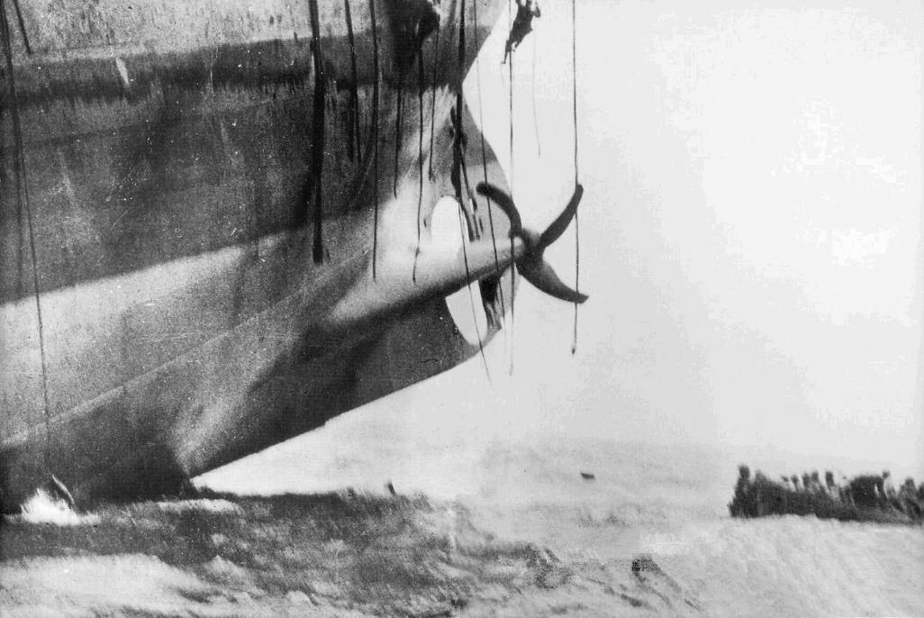 Click image for larger version

Name:	EVN-154-5_US-ship-torpedoed-by_German-U-boat_1915.jpg
Views:	1
Size:	96.2 KB
ID:	67942
