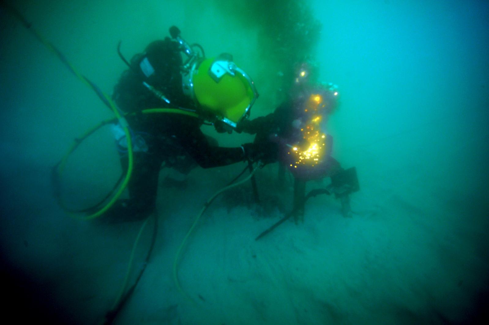 Click image for larger version

Name:	Underwater cutting torch.jpg
Views:	1
Size:	82.9 KB
ID:	81164