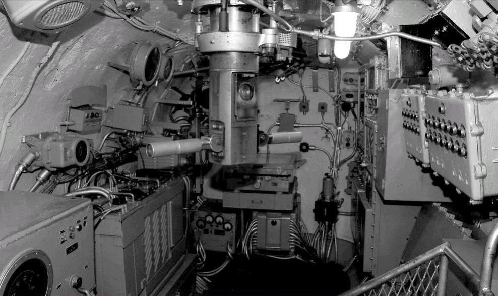 Click image for larger version

Name:	USS Drum inside conn.jpg
Views:	1
Size:	96.5 KB
ID:	84476