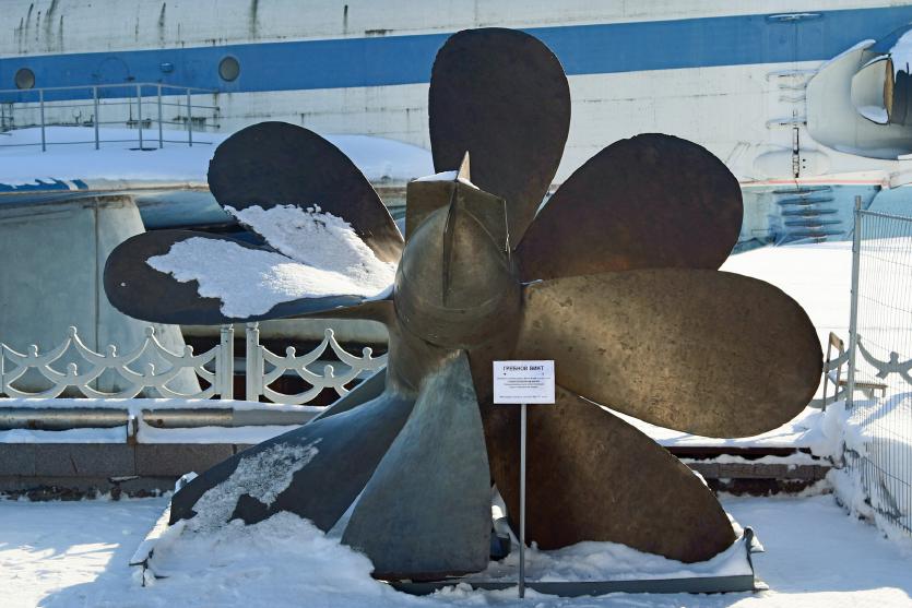 Click image for larger version

Name:	Submarine_propeller_(??_671-10-20)_in_B-396_Museum_Front_10-feb-2016.jpg
Views:	406
Size:	91.7 KB
ID:	115701
