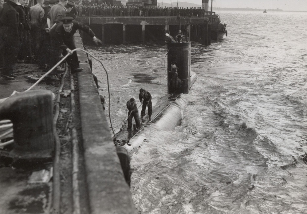 Click image for larger version

Name:	1945-0514-001-UPSalbum21trim-Surrender-of-U2326-after-WW2-Unicorn-1000.jpg
Views:	65
Size:	431.5 KB
ID:	117443