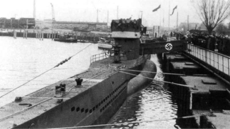 Click image for larger version

Name:	U-735-Ceacutereacutemoniedeprisedeservicele28deacutec1942_zpsca0352d6.jpg
Views:	65
Size:	141.3 KB
ID:	120725