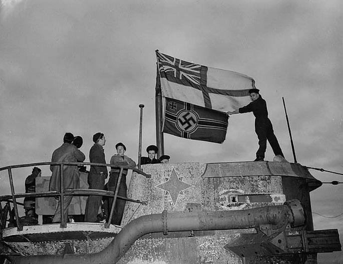 Click image for larger version

Name:	Canadian flag on german sub.jpg
Views:	2
Size:	54.4 KB
ID:	67177