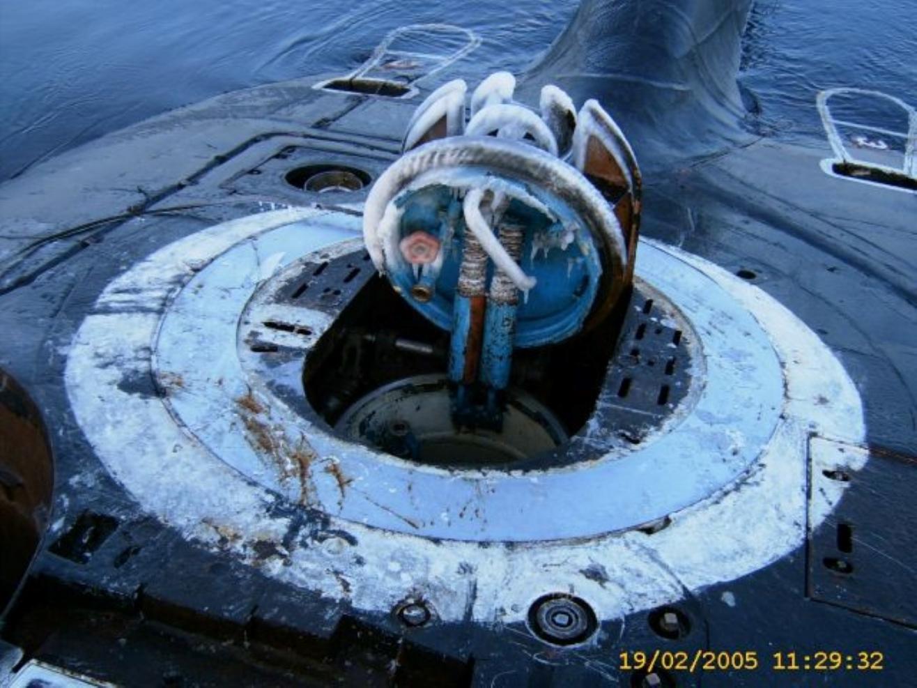 Спасательный выход. Комингс-площадка подводной лодки Курск. Верхний рубочный люк подводной лодки. Комингс площадка Курск. 667 БДРМ.