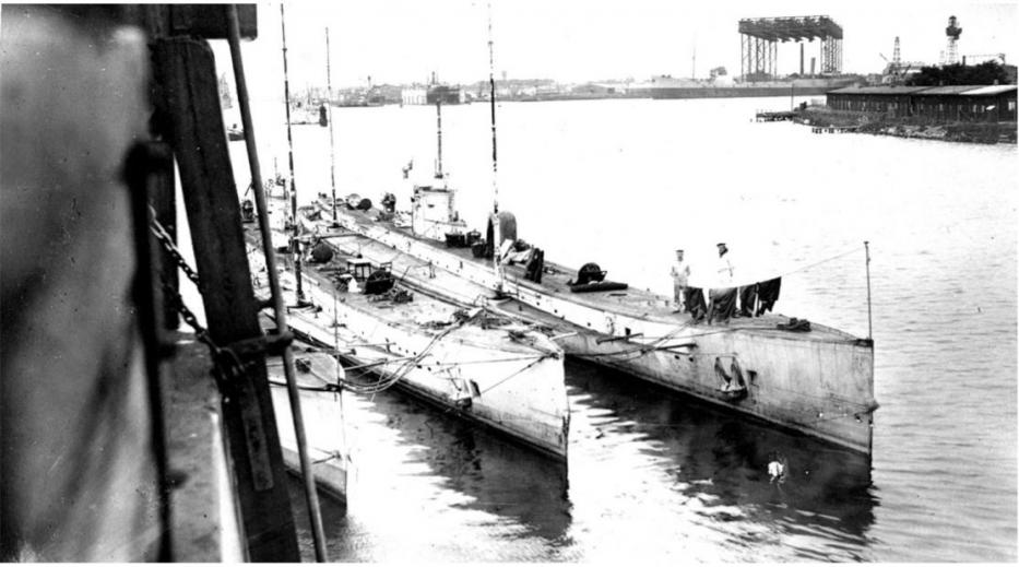 Click image for larger version

Name:	U-23, 25 in Kiel at dock.JPG
Views:	356
Size:	67.2 KB
ID:	149433