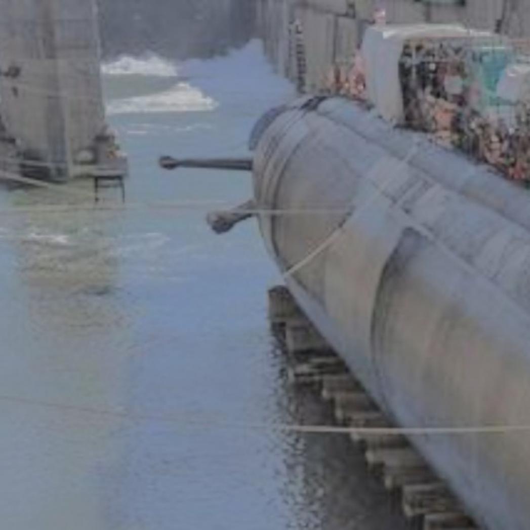Click image for larger version

Name:	USS Topeka on dock copy.jpg
Views:	268
Size:	53.7 KB
ID:	169826