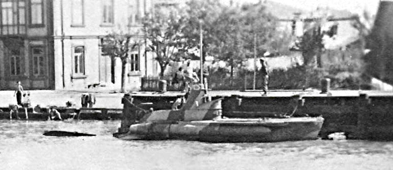 Click image for larger version  Name:	former-italian-cb-midget-submarine-at-costanza-romania-late-1943.jpg Views:	0 Size:	77.6 KB ID:	194467