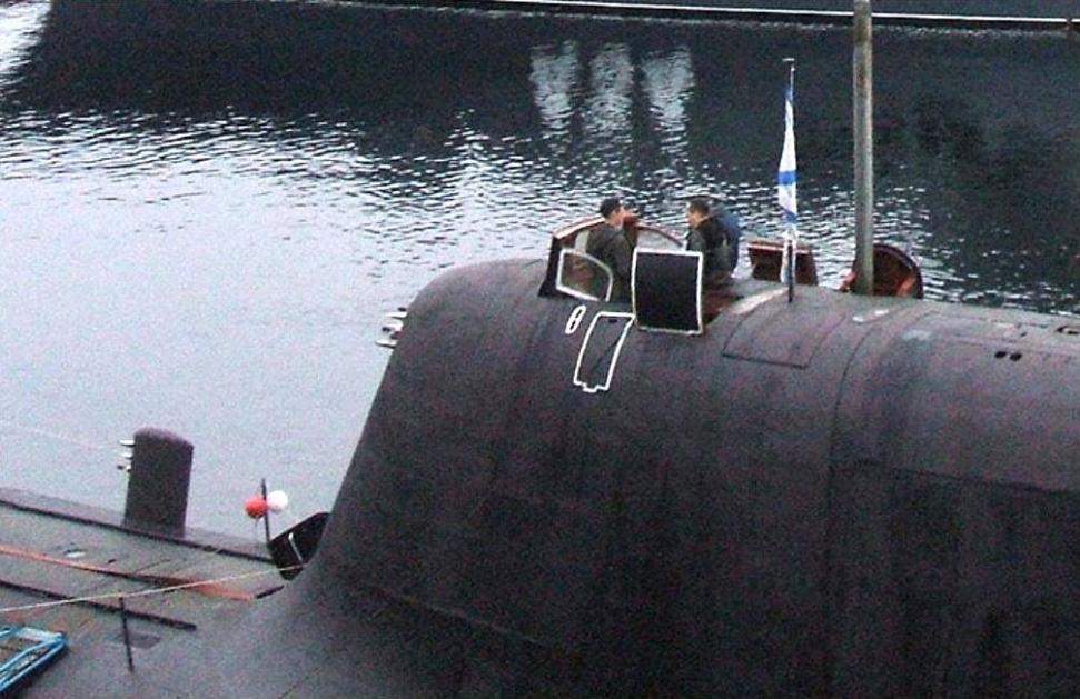 Click image for larger version

Name:	Akula windshield zoom.jpg
Views:	1
Size:	97.2 KB
ID:	83770