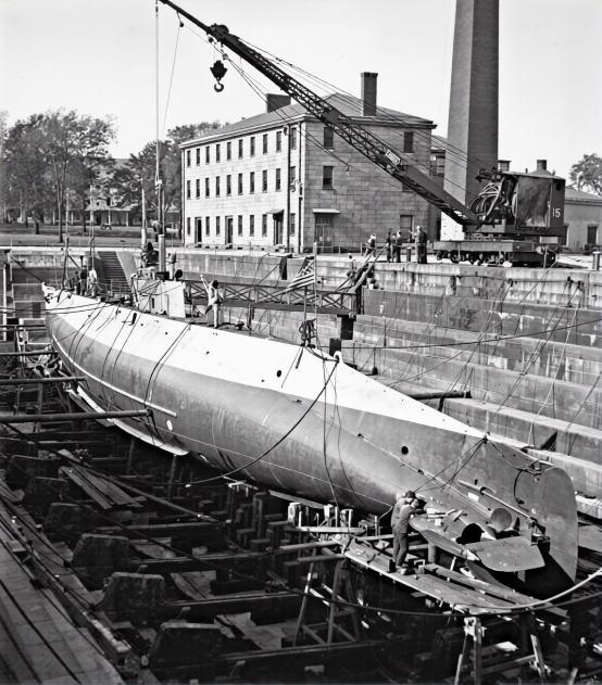 Click image for larger version  Name:	500px-L-4_in_drydock_from_port_quarter.jpg Views:	0 Size:	76.8 KB ID:	197751